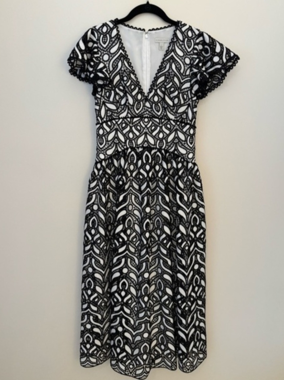 Monique Lhuillier Black and White Lace-Effect V-Neck Maxi Dress - Picture 4 of 7